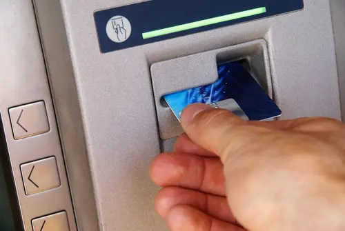 Kreditkartenvertrag - Einsatz Originalkreditkarte bei Geldautomatentransaktion im Ausland