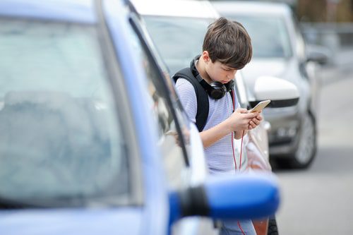 Verkehrsunfall mit Beteiligung von Kindern - unaufmerksam überquerende Kinder