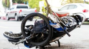 Sturz eines Motorradfahrers auf Rollsplitt in einer Kurve als unabwendbares Ereignis