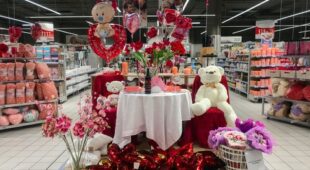 Verkehrssicherungspflicht Supermarkt – Aufstellen von Blumenständern im Kassenbereich