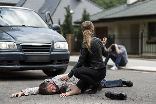 Verkehrsunfall - Kollision eines Kraftfahrzeugs mit einem die Straße überquerenden Fußgänger