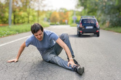 Verkehrsunfall - Kollision eines eine Bundesstraße überquerenden Radfahrers mit Kraftfahrzeug