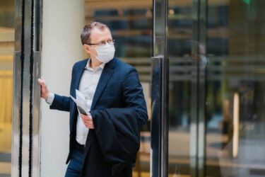 Corona-Pandemie – Tragen eines Mund-Nasen-Schutzes innerhalb eines Dienstgebäudes