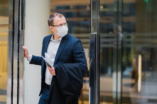 Corona-Pandemie - Tragen eines Mund-Nasen-Schutzes innerhalb eines Dienstgebäudes