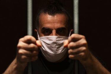 Corona-Pandemie – Tragen eines Mund- und Nasenschutzes in einer Justizvollzugsanstalt