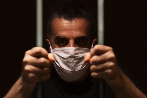Corona-Pandemie - Tragen eines Mund- und Nasenschutzes in einer Justizvollzugsanstalt