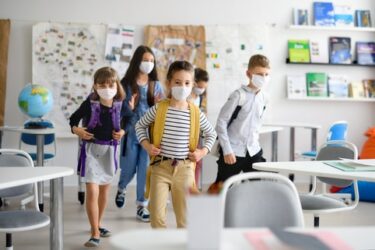 Tragen von Mund-Nasen-Bedeckung in Schulen – Zulässigkeit