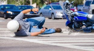 Verkehrsunfall Motorradfahrer – Schmerzensgeld bei Schädelhirntraumas – Weichteilkontusion