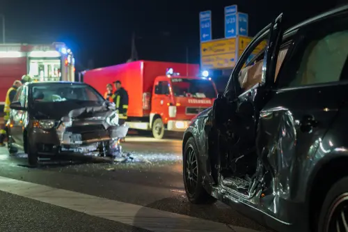 Verkehrsunfall - Mithaftung des Vorfahrtberechtigten bei halber Vorfahrt