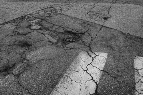 Verkehrssicherungspflicht - Belassen eines Fußgängerüberwegs in desolatem Zustand über Jahre