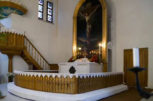 Verkehrssicherungspflicht in einer Kirche - Sturz auf einer Treppe zum Hochaltar. OLG Oldenburg Az.: 2 U 83/20 Urteil vom 01.09.2020 Die Berufung der Klägerin gegen das am 27.05.2020 verkündete Urteil des Einzelrichters der 3. Zivilkammer des Landgerichts Osnabrück wird auf ihre Kosten zurückgewiesen. Dieses und das angefochtene Urteil sind vorläufig vollstreckbar. Die Klägerin kann die Vollstreckung gegen Sicherheitsleistung in Höhe von 110 % des zu vollstreckenden Betrages abwenden, wenn nicht die Beklagte vor der Vollstreckung Sicherheit in gleicher Höhe leistet. Die Revision wird nicht zugelassen. Gründe I. Die Klägerin macht gegen die Beklagte Ansprüche wegen eines möglichen Sturzes geltend. Die zum Unfallzeitpunkt 65-jährige Klägerin, die unter einem zerebralen Aneurysma der Arteria Carotis intera (ACI) leidet, hat anlässlich der Taufe ihres Enkelsohnes am TT.MM.2018 die (…) Kirche in Ort1 besucht. Diese Kirche steht im Eigentum der Beklagten. In der Kirche befindet sich ein Hochaltar, der über vier Treppenstufen erreichbar ist. Hinter dem Altar befindet sich noch eine weitere Treppenstufe. Auf dieser Ebene befindet sich das Taufbecken. Die Bodenfläche und die Treppenstufen sind farblich identisch. Die Stufen sind nicht beleuchtet. Zum Unfallzeitpunkt waren sie auch nicht anderweitig gekennzeichnet. Die Klägerin hat behauptet, sie sei auf dem Rückweg vom Hochaltar herunter zum Altarsockel gestürzt, da sie die Stufe nicht wahrgenommen habe. Durch den Sturz sei sie zunächst mit dem Kopf gegen den Altar geschlagen und habe dann versucht, sich mir den Händen abzustützen. Infolge dieses Sturzes habe sie sich beide Handgelenke sowie die rechte Schulter gebrochen, so dass sie sich vom TT.MM.2018 bis zum TT.MM.2018 in stationärer Behandlung im Klinikum (…) befunden habe. Die Klägerin war der Ansicht, die Beklagte habe die ihr obliegende Verkehrssicherungspflicht verletzt, weshalb es zum Sturz gekommen sei. Die Stufen im Altarraum seien unzureichend beleuchtet gewesen. Die Klägerin hat beantragt, 1. die Beklagte zu verurteilen, an sie ein in das Ermessen des Gerichts gestelltes Schmerzensgeld, welches den Betrag von 30.000,- € nicht unterschreiten sollte, nebst Zinsen in Höhe von 5 Prozentpunkten über dem jeweiligen Basiszinssatz seit dem 20.11.2018 zu zahlen; 2. festzustellen, dass die Beklagte verpflichtet ist, sämtliche Schäden zu ersetzen, die ihr aufgrund des Unfalls vom TT.MM.2018 in Ort1, in der (…) Kirche, entstanden sind und entstehen, soweit diese nicht auf Sozialversicherungsträger übergegangen sind; 3. die Beklagte zu verurteilen, an sie vorgerichtliche Rechtsanwaltskosten in Höhe von 5 Prozentpunkten über dem jeweiligen Basiszinssatz nach § 247 BGB seit Rechtshängigkeit zu zahlen. Die Beklagte hat beantragt, die Klage abzuweisen. Die Beklagte hat den Unfallhergang mit Nichtwissen bestritten. Selbst wenn die Klägerin tatsächlich gestürzt sei, habe das auf eigener Ungeschicklichkeit beruht. Insoweit habe sich das allgemeine Lebensrisiko der Klägerin verwirklicht, eine Verkehrssicherungspflichtverletzung scheide aus. Bei einer Kirche als Religionsraum seien aufgrund der sakralen Gestaltung besondere Anforderungen an Verkehrssicherungspflichten zu berücksichtigen. Mit dem 27.05.2020 verkündeten Urteil hat das Landgericht Osnabrück die Klage abgewiesen. Es könne dahinstehen, ob sich die Klägerin die behaupteten Verletzungen tatsächlich zugezogen habe und ob diese in einem Zusammenhang mit einem Sturz auf einer Treppenstufe oder dem Aneurysma stünden. Der Beklagten sei jedenfalls keine Verletzung einer Verkehrssicherungspflicht vorzuwerfen. Bei Kirchengebäuden und der Gestaltung des Altarraums seien die Besonderheiten zu berücksichtigen, die sich aus der Natur des Gebäudes und seiner Nutzung ergäben. Aufgrund der besonderen religiösen Rolle des Altars bestehe auch entgegen etwaigen Vorgaben aus der Arbeitsstättenverordnung keine Pflicht, die Stufen dort zu kennzeichnen oder zu beleuchten. Die nachträglich erfolgte Markierung auf der Stufe bedeute nicht, dass ohne diese Markierung eine Verkehrsscherungspflichtverletzung vorgelegen habe. Gegen dieses Urteil wendet sich die Klägerin mit ihrer Berufung. Sie hält an ihrer erstinstanzlich bereits ausgeführten Auffassung fest, es sei nicht mehr zeitgemäß, die Kennzeichnung und Beleuchtung von Treppenstufen in einer katholischen Kirche nicht zu fordern. Es habe insgesamt in der Bevölkerung ein neues Sicherheitsdenken eingesetzt, weshalb auf das Empfehlungsblatt „Kirchliche Gebäude sicher nutzen“ der gesetzlichen Unfallversicherung in Zusammenarbeit mit der evangelischen Fachstelle für Arbeits- und Gesundheitsschutz zurückzugreifen sei. In diesem Empfehlungsblatt werde zur Vermeidung von Stolpergefahren in Kirchengebäuden auf geeignete Maßnahmen durch Beleuchten und Kennzeichnen von Stufen verwiesen. Insgesamt stütze sich die erstinstanzliche Entscheidung auf eine obsolete Vorstellung zum Verhalten in einer Kirche. Die Klägerin beantragt, das angefochtene Urteil aufzuheben und die Beklagte wie erstinstanzlich beantragt zu verurteilen. Die Beklagte beantragt, die Berufung zurückzuweisen. Die Beklagte vertieft ihren erstinstanzlichen Vortrag. II. Die zulässige Berufung hat in der Sache keinen Erfolg. 1. Das angefochtene Urteil ist nicht zu beanstanden. Der Klägerin stehen gegen die Beklagte die geltend gemachten Ansprüche unter keinem rechtlichen Gesichtspunkt zu. Sie hat keinen Anspruch auf Schmerzensgeld und Feststellung der Ersatzpflicht aufgrund einer Verletzung der Verkehrssicherungspflichten durch die Beklagte gemäß § 823 Abs. 1 BGB. a) Ein deliktischer Anspruch ist bereits dem Grunde nach nicht gegeben. Denn der Sturz der Klägerin ist nicht durch eine Verletzung von Verkehrssicherungspflichten durch die Beklagte verursacht. Die allgemeine Rechtspflicht, im Verkehr Rücksicht auf die Gefährdung Anderer zu nehmen, beruht auf dem Gedanken, dass jeder, der Gefahrenquellen schafft, die notwendigen Vorkehrungen zum Schutz Dritter zu treffen hat. Da eine Verkehrssicherung, die jeden Unfall ausschließt, nicht erreichbar ist, muss nicht für alle denkbaren entfernten Möglichkeiten eines Schadenseintritts Vorsorge getroffen werden. Sie ist vielmehr auf solche Gefahrenquellen beschränkt, mit denen der übliche Verkehr nach seinen vernünftigen Sicherheitserwartungen nicht zu rechnen braucht und auf die er sich nicht ohne weiteres selbst einstellen kann (vgl. BGH, Urteil v. 21.06.1979 – III ZR 58/78). Eine haftungsbegründende Verkehrssicherungspflicht beginnt grundsätzlich dort, wo auch für den aufmerksamen Verkehrsteilnehmer eine Gefahrenlage überraschend eintritt und nicht rechtzeitig erkennbar ist (vgl. OLG Schleswig, Urteil vom 30.06.2016 – 11 U 111/15, SVR 2017, 64, beck-online). Da diese Erwartungen bei erkennbar alten Gebäuden und Gebäudeteilen, so auch einer Treppe in einer Kirche, im allgemeinen geringer sind als bei neueren Anlagen, muss sich dies auch bei der Bestimmung der Höhe der von den Verkehrssicherungspflichten jeweils zu gewährleistenden Sicherheitsstandards auswirken (OLG Hamm, r+s 1997, 331, 332; OLG Koblenz, NJOZ 2002, 1960, 1961; LG Bremen, Urteil v. 25.04.2006, 8 O 1146/05). Dies schließt es nicht aus, dass die dringenden Sicherheitsbedürfnisse eingehalten werden müssen. Das bedeutet z.B., dass auch bei alten Gebäuden eine standfeste Treppe und ausreichende Trittbreite erforderlich sind (OLG Hamm, r+s 1997, 331, 332). Art und Ausmaß der Verkehrssicherungspflichten in Kirchen werden darüber hinaus von den religiösen Besonderheiten mitgeprägt (vgl. OLG Koblenz NJW-RR 1991, 153; Geigel Haftpflichtprozess, Kapitel 14. Anwendungsfälle des § 823 Abs. 1 BGB Rn. 117, beck-online). b) Die Anwendung dieser Grundsätze führt hier mit der angefochtenen Entscheidung zu dem Ergebnis, dass bereits eine Verletzung ihrer Verkehrssicherungspflichten durch die Beklagte nicht vorliegt. Weder die von der Klägerin gerügte fehlende Markierung, noch eine fehlende Beleuchtung der Treppenstufe lassen einen Verstoß erkennen. Bei dem Betreten des mit Stufen abgesetzten Altarraums mit Hochaltar muss und kann sich ein Besucher, der diese Ebene betritt, auf die entsprechende bauliche Ausführung einstellen. Das hat die Klägerin nach eigenem Vorbringen auch getan, als sie ohne Sturz die Treppenstufe zum Taufbecken heraufgestiegen ist. Die gesamte Treppenanlage war für sie ohne weiteres erkennbar. Ein überraschendes Auftreten einer Gefahrenstelle liegt ersichtlich nicht vor. Etwaige Beanstandungen hinsichtlich dringender Sicherheitsbedürfnisse wie der Standsicherheit oder der ausreichenden Trittbreite werden nicht gerügt und sind auch nicht ersichtlich. Zutreffend hat das Landgericht die religiöse Besonderheit herausgestellt, dass sich der Publikumsverkehr in katholischen Kirchen im Wesentlichen auf das Kirchenschiff konzentriert. Das Betreten des Altarraums ist die Ausnahme im Fall besonderer Zeremonien, wie hier z.B. der Taufe. Daran ändert auch ein von der Klägerin behauptetes in den letzten 30 Jahren geändertes Kirchenverständnis nichts. Insofern ist die Bezugnahme auf die Entscheidung des OLG Koblenz v. 12.07.1990 – Az 5 W 419/90 zu einer vergleichbaren Konstellation sachgerecht. 2. Das mit der Berufungsbegründung vorgelegte Empfehlungsblatt führt nicht zu einer abweichenden Entscheidung. Im Hinblick auf die Erkennbarkeit der Gefahrenquelle wird auf die obigen Ausführungen Bezug genommen. Die Klägerin hatte positive Kenntnis von der Stufe, sie hatte sie bereits betreten. Es steht außer Zweifel, dass gerade Treppenstufen eine Gefahrenquelle darstellen können. Die auf Seite 16 des Empfehlungsblatts genannte Maßnahme, Stufen zu kennzeichnen und/oder zu beleuchten, ist allgemein sicherlich geeignet, auf den Verkehrswegen und regelmäßig von den Besuchern frequentierten Wegen eine erhöhte Sicherheit zu schaffen. Es ist aber auch zu berücksichtigen, dass es sich dabei um eine allgemeine Gefahrenbewertung und eine empfohlene Maßnahme zur Erhöhung der Sicherheit handelt, nicht hingegen um eine verbindliche Vorschrift, aus deren Nichtbeachtung unmittelbar eine Pflichtverletzung folgt. Zudem wird bei dieser tabellarischen Aufstellung nicht zwischen den Gefahrenbereichen differenziert. Auf den von der Klägerin als Anlage K 3 vorgelegten Lichtbildern ist die gehobene Gestaltung des Hochaltars über die sehr langgezogene und hinsichtlich der Auftrittsfläche breit ausgeführte Treppenanlage ersichtlich. Eine solche auffällige Gestaltung eines Bereichs in einer Kirche, der nur zu besonderen Anlässen von wenigen Besuchern gesondert betreten wird, ist anders zu beurteilen, als beispielsweise eine Stufe in einem Eingangsbereich oder auf den Wegen im Kirchenschiff. Wer den Bereich des Hochaltars betritt, dem kann bei dieser Gestaltung die Abstufung nicht entgehen. Daher sind die Anforderungen an vorbeugende Sicherungsmaßnahmen hier geringer. Konkret hat die Beklagte hier keine Verkehrssicherungspflicht verletzt, wenn sie diese Stufen nicht beleuchtet, markiert oder keine Warnschilder aufgestellt hat. 3. Das nachträgliche Aufbringen eines schwarzen Steifens auf den Stufen lässt, wie das Landgericht bereits zutreffend ausgeführt hat, keine Rückschlüsse auf eine Verkehrssicherungspflichtverletzung im vorherigen Zustand zu. 4. Selbst wenn der Beklagten eine entsprechende Verkehrssicherungspflicht in dem streitgegenständlichen Bereich obläge, so würde deren - unterstellte - Verletzung im vorliegenden Fall vollständig hinter das Eigenverschulden der Klägerin zurücktreten. Die entsprechende „Gefahrenstelle“ war für die Klägerin offensichtlich erkennbar. Sie ist die Treppenstufe zuvor bereits unfallfrei heraufgegangen. Sie hatte positive Kenntnis von der Stufe. Ohne Weiteres war für sie in diesem offenen Bereich die einheitliche farbliche Gestaltung des gesamten Fußbodenbelags und die Intensität der Beleuchtung ersichtlich. Wenn bei der Entstehung des Schadens ein Verschulden des Geschädigten mitgewirkt hat, hängt die Verpflichtung zum Schadenersatz sowie der Umfang des zu leistenden Ersatzes von den jeweiligen Umständen, insbesondere davon ab, inwieweit der Schaden vorwiegend von dem einen oder dem anderen Teil verursacht worden ist (§ 254 Abs. 1 BGB). Bei Schadenersatzansprüchen wegen Verletzung einer Verkehrssicherungspflicht kommt ein Mitverschulden immer dann in Betracht, wenn ein sorgfältiger Mensch Anhaltspunkte für eine Verkehrssicherungspflichtverletzung hätte rechtzeitig erkennen können und er die Möglichkeit besaß, sich auf die Gefahr einzustellen (MüKo-Oetker, 4. Auflage, § 254 BGB Rn 46). Diese Voraussetzungen lagen vor. Den eigenen Sachvortrag der Klägerin unterstellt, ist sie auf dem Rückweg zum Sockel des Hochaltars gestolpert. Aufgrund ihrer Kenntnis von der Treppenstufe hätte sie sich auf die Gefahr einstellen müssen. Dass sie dies nicht getan hat, stellt eine Verwirklichung ihres allgemeinen Lebensrisikos dar, wodurch jegliche Pflichtverletzung der Beklagten zur Kenntlichmachung der Treppenstufe zurückgedrängt wird. 5. Die prozessualen Nebenentscheidungen beruhen auf den §§ 97, 708 Nr. 10, 711. 6. Gründe für die Zulassung der Revision gemäß § 543 Abs. 2 ZPO liegen nicht vor.