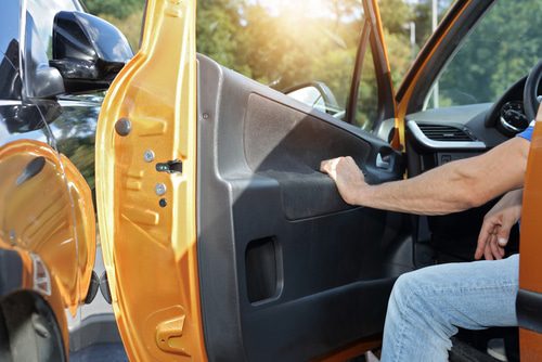 Verkehrsunfall - Kollision des fließenden Verkehrs mit einer geöffneten Fahrzeugtür