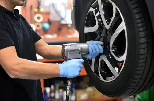 Reifenwechsel in Kfz-Werkstatt - Schrauben nicht nachgezogen – Mitschuld  lösen von Reifen