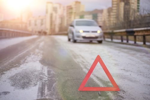 Haftungsverteilung Verkehrsunfall - Kollision zwischen Rechtsabbieger und rechts passierendem Pkw