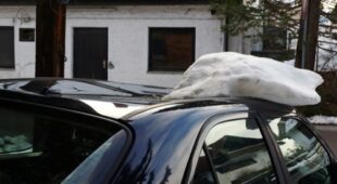 Schäden an geparktem Fahrzeug durch eine trotz Schneefanggitter abgegangene Dachlawine
