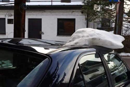 Schäden an geparktem Fahrzeug durch eine trotz Schneefanggitter abgegangene Dachlawine