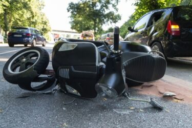 Verkehrssicherungspflicht – Unfall eines Motorrollerfahrers bei Fahrt durch ein Schlagloch