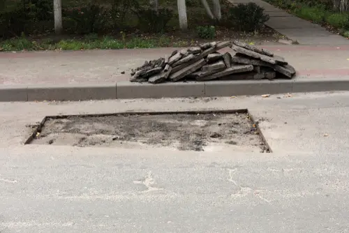 Verkehrssicherungspflicht - langgezogene Bodenwelle parallel zum Gehweg