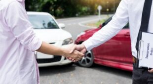 Verkehrsunfall – Haftung eines in Gegenrichtung anhaltenden Fahrzeugs