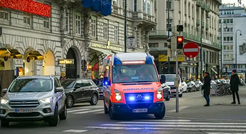 Unfallverursachung durch Passieren einer grünen Ampel hinter einem Rettungswagen