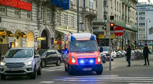 Unfallverursachung durch Passieren einer grünen Ampel hinter einem Rettungswagen