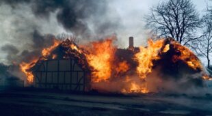 Reetdach in Brand gesetzt – Verletzung werkvertraglicher Sorgfaltspflichten