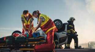 Verkehrsunfall – Mitverschulden eines auf der Autobahn an einer Unfallstelle verletzten Unfallhelfers