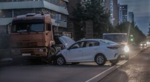 Verkehrsunfall – Haftungsverteilung verbotswidrig parkenden PKW und einbiegenden LKW