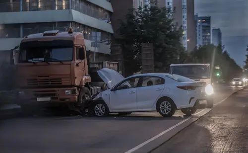 Verkehrsunfall - Haftungsverteilung verbotswidrig parkenden PKW und einbiegenden LKW