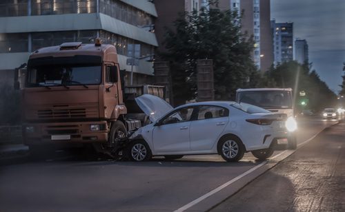 Verkehrsunfall - Haftungsverteilung verbotswidrig parkenden PKW und einbiegenden LKW