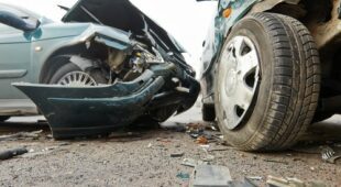 Verkehrsunfall –  Haftungsverteilung bei Unfall zwischen Linksabbieger und einem Überholer