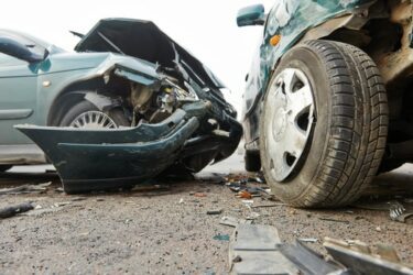 Verkehrsunfall –  Haftungsverteilung bei Unfall zwischen Linksabbieger und einem Überholer