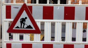 Verkehrssicherung – Niveauunterschied von 2 cm auf Fußgängerweg im Rahmen einer Baustelle
