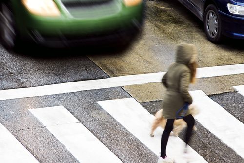 Verkehrsunfall - Sturzunfall eines Fußgängers neben einem anfahrenden Bus