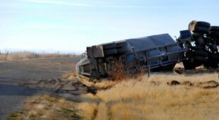 Verkehrsunfall – landwirtschaftliches Fahrzeug mit Überbreite im Verhältnis zu Pkw-Fahrer
