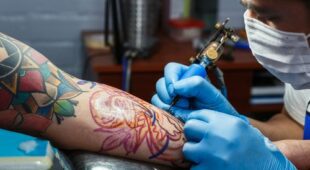 Vorläufige Außervollzugsetzung – Schließung von Tattoo-Studios durch Corona-Verordnung