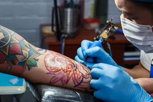 Vorläufige Außervollzugsetzung - Schließung von Tattoo-Studios durch Corona-Verordnung