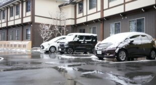 Dachlawinen – Warnschilder/Schneegitter in schneearmen Gegenden – parkende Fahrzeuge