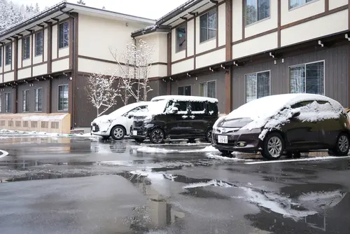 Dachlawinen – Warnschilder/Schneegitter in schneearmen Gegenden - parkende Fahrzeuge