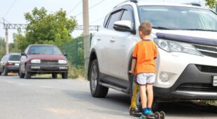 Beschädigung eines parkenden Kraftfahrzeugs durch ein 9-jähriges Kind mit einem Tretroller