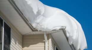 Verkehrssicherungspflicht – vom Dach trotz Schneefanggitter herabgefallener Eisbrocken