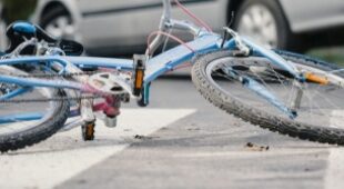 Fahrradfahrerhaftung bei Zusammenstoß mit Kind auf Fußgängerweg