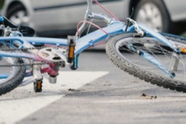 Fahrradfahrerhaftung bei Zusammenstoß mit Kind auf Fußgängerweg