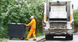 Verkehrsunfall mit vom Straßenrand anfahrenden Sondersignale verwendenden Müllfahrzeugs