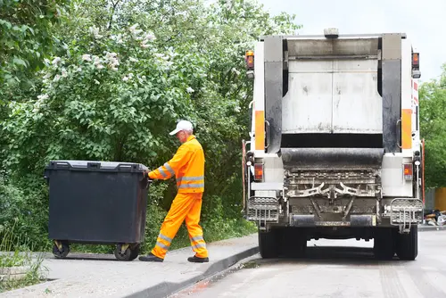Verkehrsunfall mit vom Straßenrand anfahrenden Sondersignale verwendenden Müllfahrzeugs