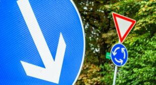 Verkehrsunfall – Verstoß gegen ein durch ein Zeichen angeordnetes Fahrtrichtungsgebot
