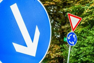 Verkehrsunfall – Verstoß gegen ein durch ein Zeichen angeordnetes Fahrtrichtungsgebot
