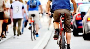 Sturz Radfahrer bei Verstoß gegen Rechtsfahrgebot im fließenden Verkehr