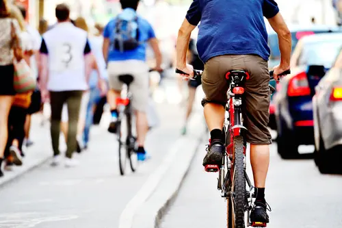 Sturz Radfahrer bei Verstoß gegen Rechtsfahrgebot im fließenden Verkehr