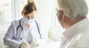 Corona-Pandemie – Tragen Mund-Nase-Bedeckung in Arztpraxis